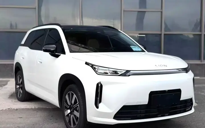 White AION i60 SUV in front of a glass building